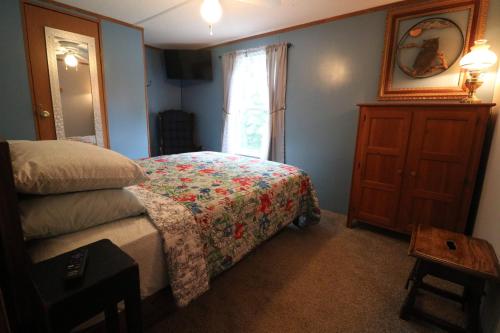 Кровать или кровати в номере Cozy Tennessee Plateau home with furnished outdoor living and 1G Wi-Fi