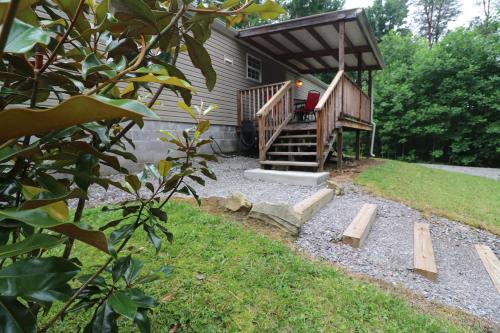 En hage utenfor Cozy Tennessee Plateau home with furnished outdoor living and 1G Wi-Fi