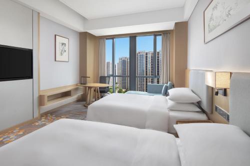 Ein Bett oder Betten in einem Zimmer der Unterkunft Courtyard by Marriott Hangzhou Xiaoshan