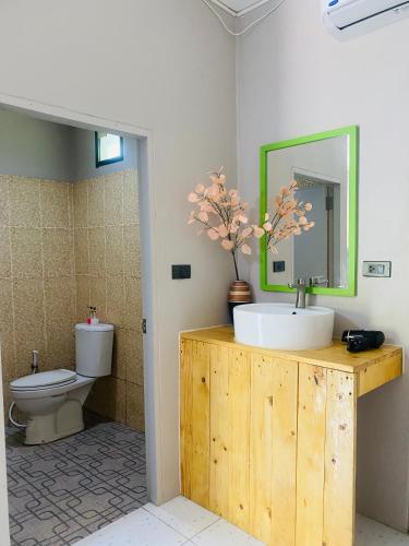 un baño con lavabo e inodoro en ที่พักบ้านเก๋ เกาะล้าน, en Koh Larn