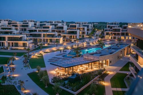 uma vista aérea de um complexo de apartamentos à noite em Petram Resort & Residences em Savudrija