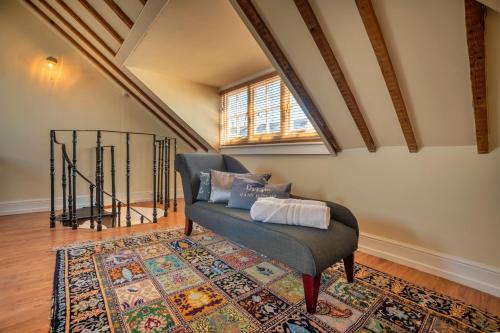 sala de estar con silla y alfombra en Finest Retreats - Pittodrie Guest House - Apartment 6 en Brighton & Hove