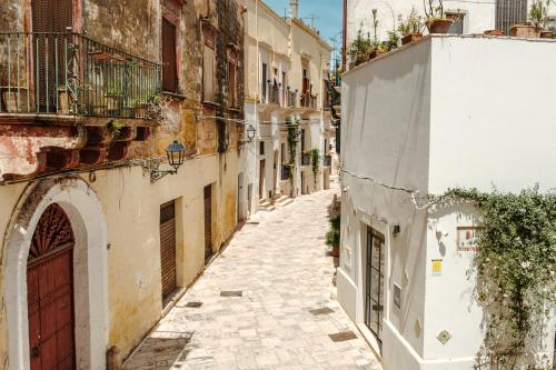 Une allée dans une vieille ville de spain dans l'établissement Fabiola exclusive apartment, à Grottaglie