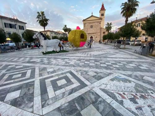 una plaza con suelo de mosaico frente a un edificio en Casa in centro storico a Carrara, en Carrara