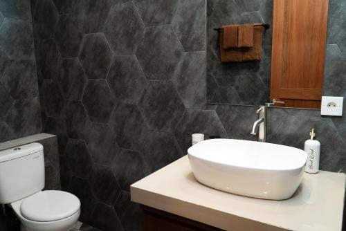 Bilik mandi di The Jangkar Canggu Guesthouse