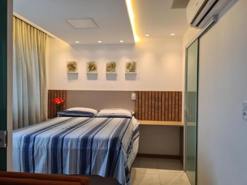 Postel nebo postele na pokoji v ubytování Loft aconchegante, vista mar lateral, vaga privativa