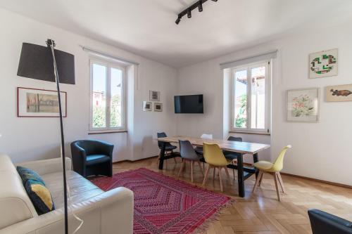 sala de estar con mesa y sillas en Giuka Apartment by Quokka 360 - close to the station, en Massagno