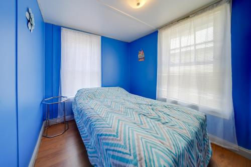 Un pat sau paturi într-o cameră la Pet-Friendly Lake Erie Cottage - Walk to the Water