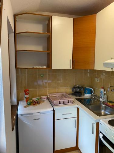 een keuken met een witte koelkast en een wastafel bij Apartman Željo 1 in Livno