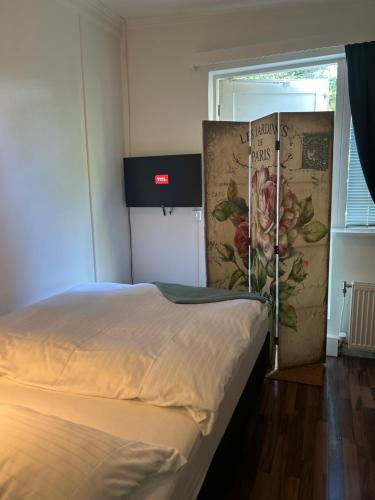sypialnia z łóżkiem i drzwiami z oknem w obiekcie Studio 104- Free PARKING onsite -Private entrance w Reykjavík