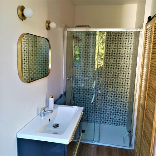 une salle de bain avec un lavabo et une douche dans l'établissement Chambres d'hôtes Villa Lortin, à Pouillon