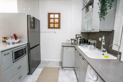 Prime Location 2BR Beach Flatにあるキッチンまたは簡易キッチン
