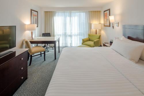 a hotel room with a large bed and a desk at Holiday Inn Monterrey Valle by IHG in Monterrey