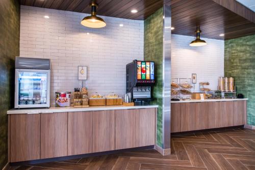 a fast food restaurant with a cashier and a counter at Fairfield Inn & Suites by Marriott Fort Worth Southwest at Cityview in Fort Worth