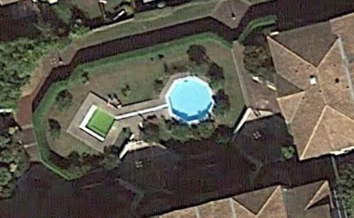 an overhead view of a swimming pool in a yard at 2 chambres et canapé lit bureau - Marina Plage - Agréable in Hendaye