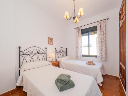 1 Schlafzimmer mit 2 Betten und einem Fenster in der Unterkunft Cubo's Casa Ronda del Olivar in Pizarra