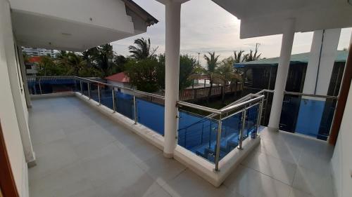 a balcony with a view of a swimming pool on a house at HABITACIONES EN casa de playa in Coveñas