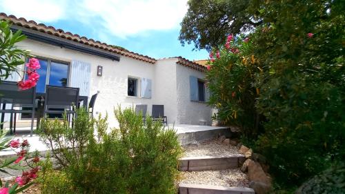 - une vue sur une maison depuis le jardin dans l'établissement Villa Everblue Sainte-Maxime - Domaine privé - Piscine, à Sainte-Maxime