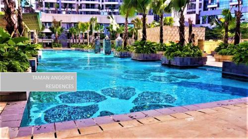 uma grande piscina com água azul numa cidade em Complete ALL-IN-ONE Studio Apartment Taman Anggrek Residence at CENTRAL CITY near Malls em Jakarta