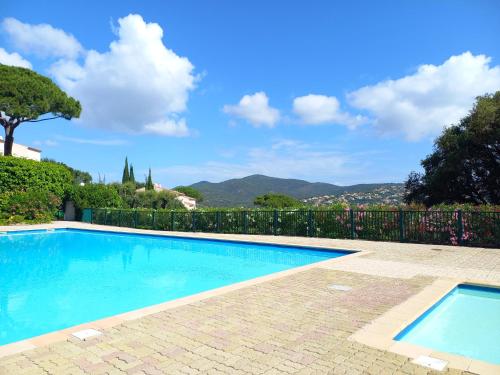- une piscine dans une villa avec des montagnes en arrière-plan dans l'établissement Villa Everblue Sainte-Maxime - Domaine privé - Piscine, à Sainte-Maxime