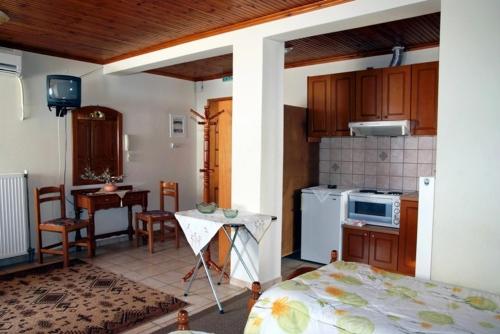 cocina con cama y mesa en una habitación en Stis Kyra - Vasilikis, en Ioannina