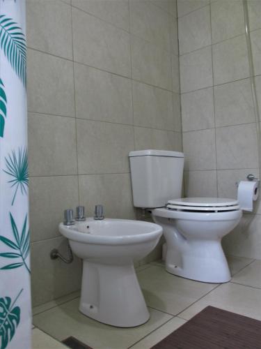 a bathroom with a toilet and a sink at Habitación doble, baño privado. in Maipú