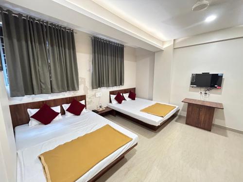 Una cama o camas en una habitación de Hotel Darshan Grand