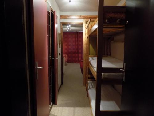 un couloir menant à une chambre avec des lits superposés dans l'établissement Studio Les Orres 1650, aux Orres
