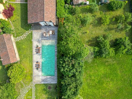 an overhead view of a swimming pool in a yard at Les Arcs in Agrate Conturbia