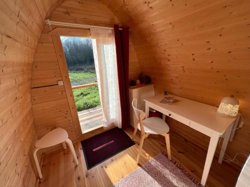 a room with a desk and a window in a cabin at Ô Saveur de l’Instant in Saint-Usuge