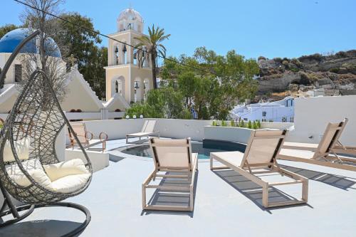 eine Terrasse mit Stühlen und einem Pool in der Unterkunft Naos Suites in Vóthon