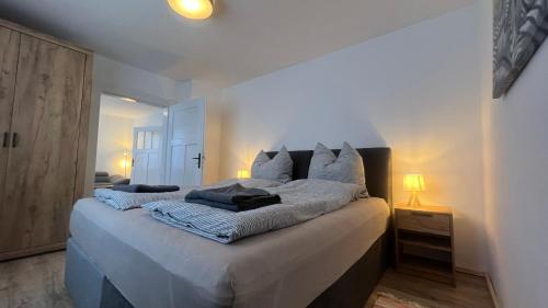 een slaapkamer met een groot bed met 2 kussens bij B12 - Ferienwohnung in Wernigerode, ideal für Wander- und Naturbegeisterte Paare in Wernigerode