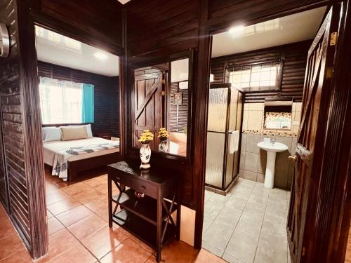 a bedroom with a bed and a sink in a room at Cabañas del Norte in Fortuna