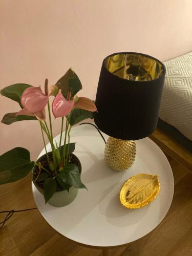 uma mesa com dois vasos com flores em Duomo Suites Florence em Florença