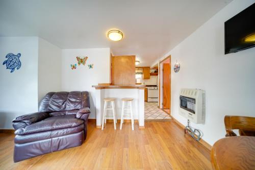Η κουζίνα ή μικρή κουζίνα στο Flamingo Geneva Getaway Steps to Lake Erie!