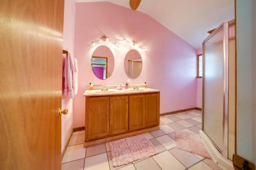 baño con lavabo y 2 espejos en Flamingo Geneva Getaway Steps to Lake Erie! en Geneva