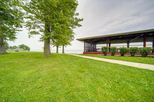 Κήπος έξω από το Flamingo Geneva Getaway Steps to Lake Erie!