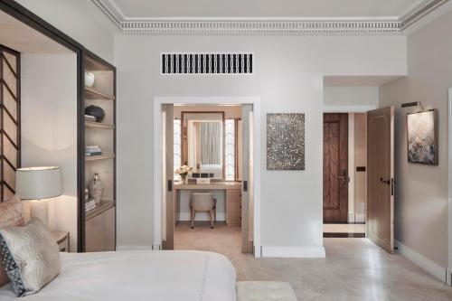 Una cama o camas en una habitación de Claridge's, Maybourne