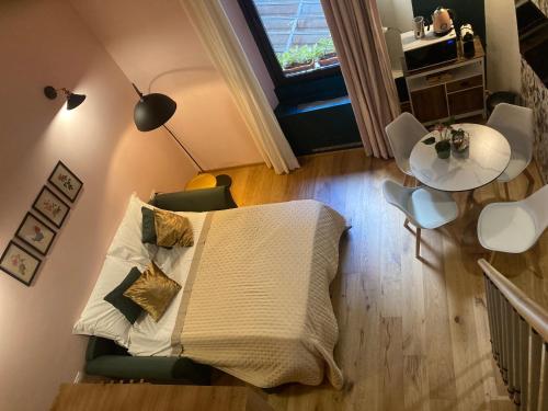 um quarto com uma cama, uma mesa e uma janela em Duomo Suites Florence em Florença