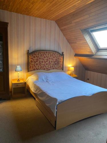 une chambre avec un grand lit et une fenêtre dans l'établissement Maison de vacances au Pouliguen, au Pouliguen