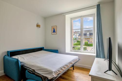 1 dormitorio con cama y ventana en Comfortable studio in the Grand Hôtel of Houlgate - Welkeys, en Houlgate
