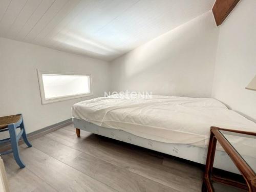 une chambre avec un lit, une table et une fenêtre dans l'établissement 2942-Appart t4, 6 couchages, Piscine, à Argelès-sur-Mer