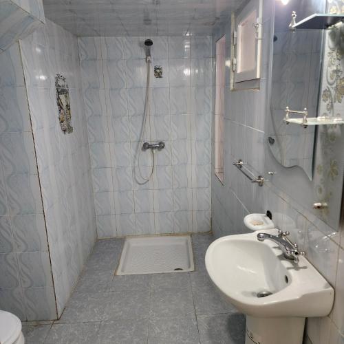 a bathroom with a sink and a shower and a toilet at Résidence Novostar in Chott Meriem