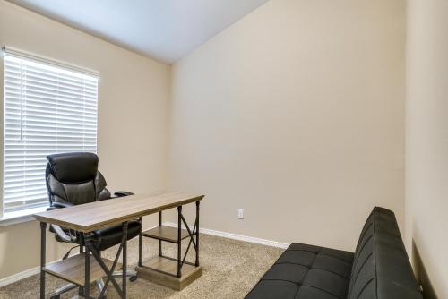 Posezení v ubytování Modern El Paso Getaway with Patio and Backyard!