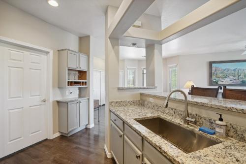 Dapur atau dapur kecil di Oro Valley Condo with Desert and Mountain Views!