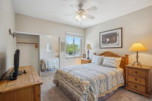 Katil atau katil-katil dalam bilik di Oro Valley Condo with Desert and Mountain Views!