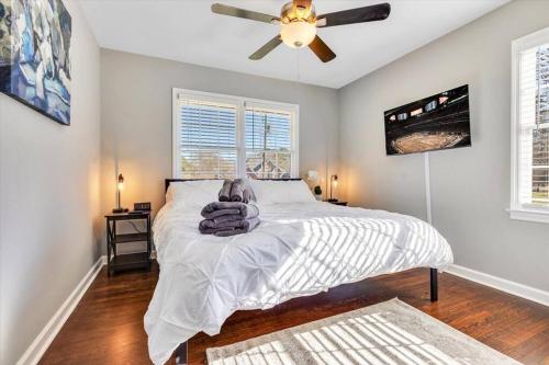 Cama ou camas em um quarto em ATL/Smyrna Luxe Lodge Near Truist w/Basement&Deck