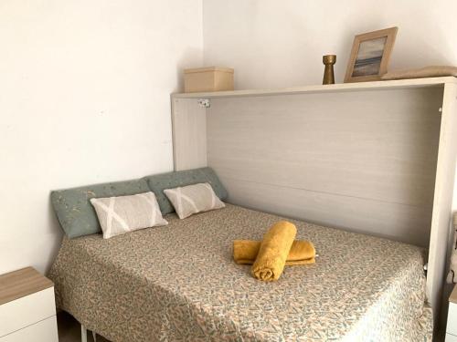 een bed met twee kussens in een slaapkamer bij Villa AURA 500 metros de la playa in Torre de Benagalbón