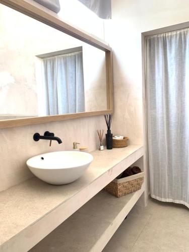 貝納加爾彭塔的住宿－Villa AURA 500 metros de la playa，浴室设有白色水槽和镜子