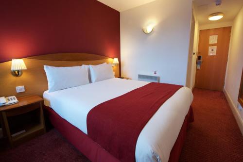 um quarto com uma cama grande num quarto de hotel em Waterloo Hub Hotel and Suites em Londres